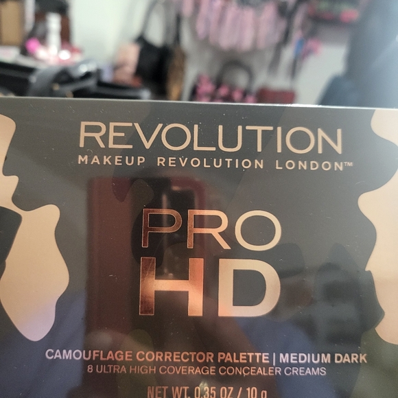 Revolution eye shadow pallet - Picture 1 of 2